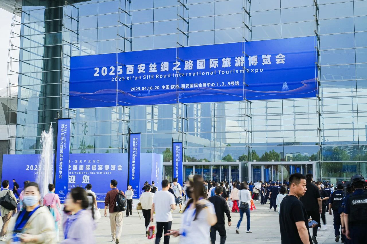 安逸號·熊貓專列“開進”2025西安絲路旅博會！四川尊龍凱時打造“移動的天府會客廳”
