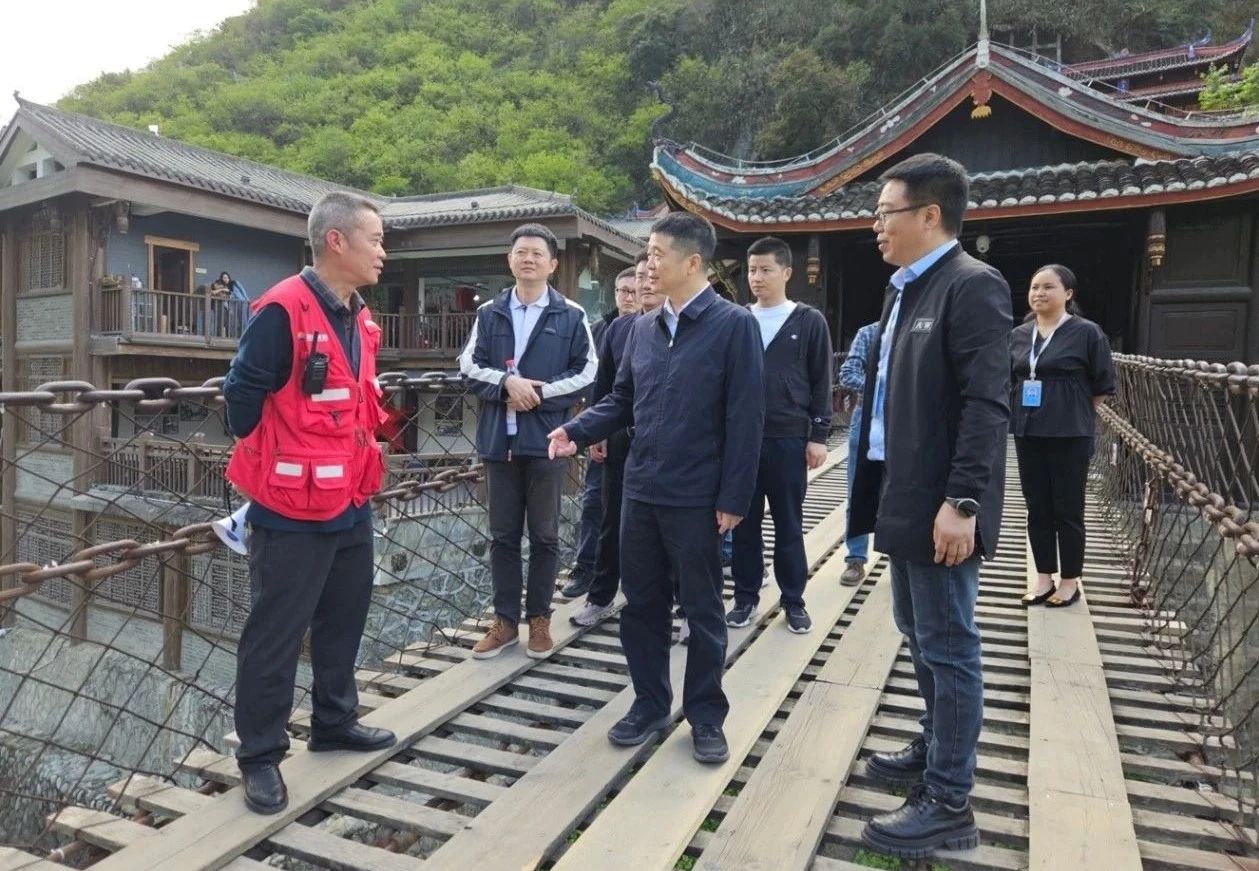 省尊龍凱時集團(tuán)黨委書記、董事長游勇率隊到瀘定橋和牛背山景區(qū)開展“五一”節(jié)前安全專項檢查